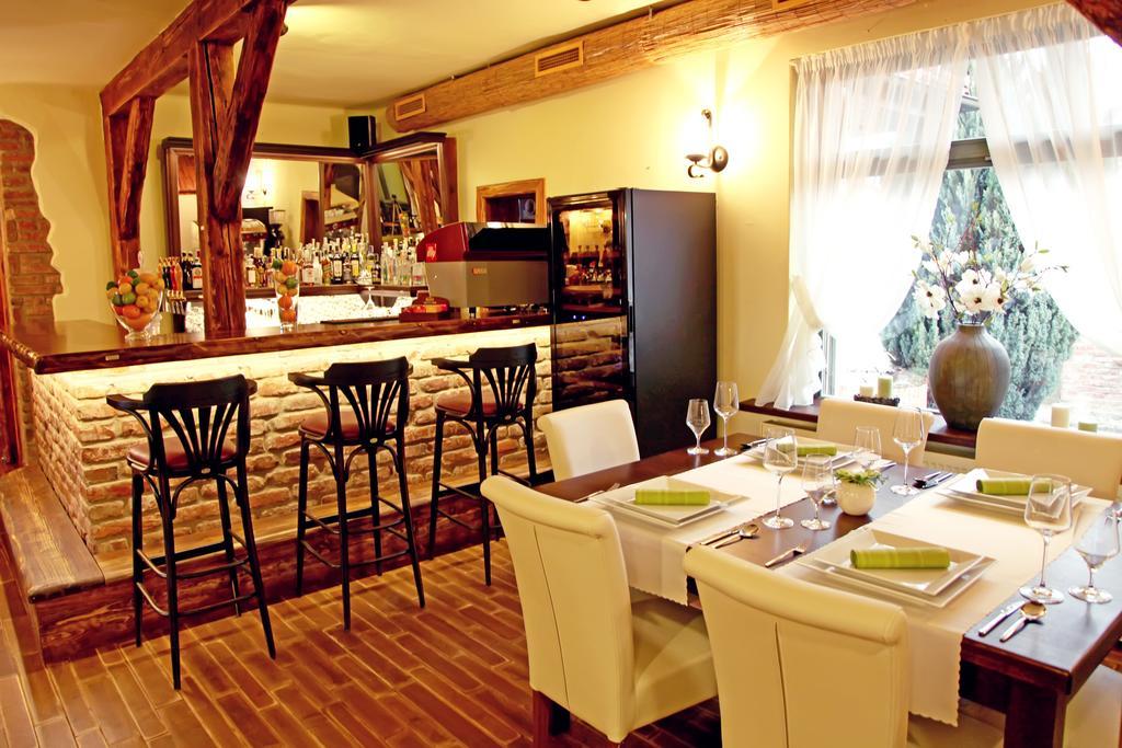 Barock Restaurant & Pension Topoľčany Exterior foto